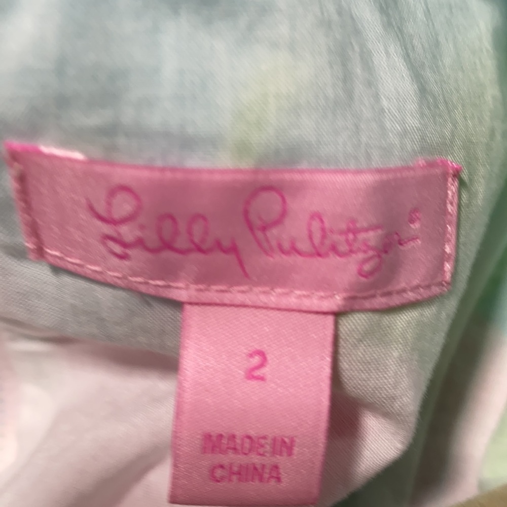 NWOT-Lilly Pulitzer Dress.-NWOT-size-2 worn 1 time. Fabulous fabric - Picture 13 of 15